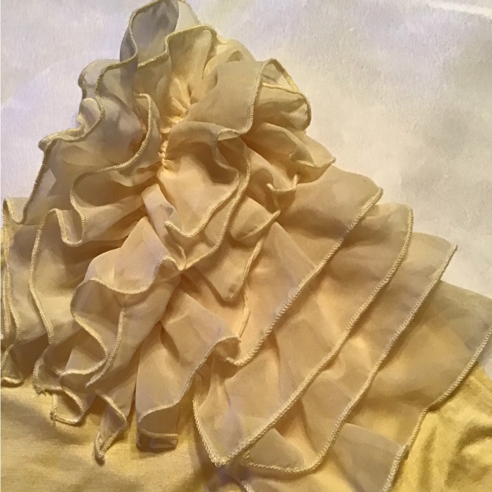 💛Left arm sleeve blouse with ruffled shoulder. Size large (more of a Medium).